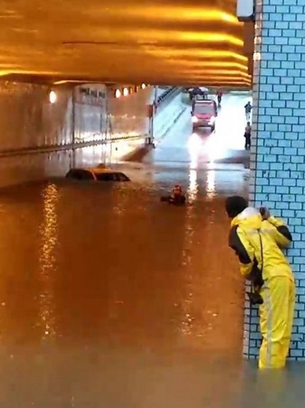 高市中華地下道積水2輛計程車受困，其中1輛滅頂共救出4人。（記者黃良傑翻攝）