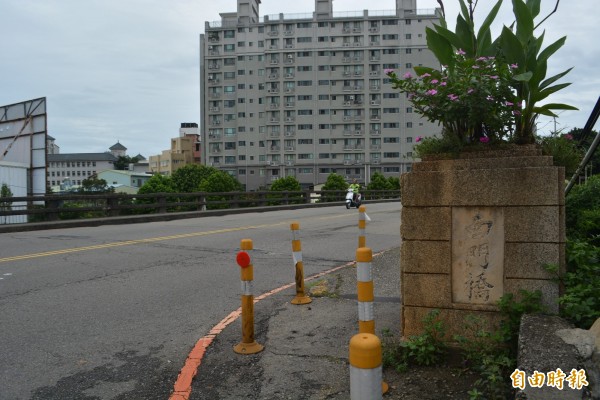 連接大里、南區，興建已經60年的南門橋，台中市長林佳龍今天宣布將斥資1.7億改建為景觀橋。（記者陳建志攝）