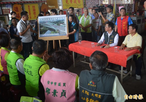 台中市政府明年將改建南門橋，市長林佳龍今天到地方聽取簡報，向民眾宣布此好消息。（記者陳建志攝）