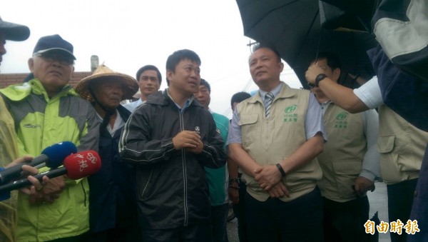 農委會主委林聰賢視察雲林縣沿海魚塭塭堤及養殖區堤岸崩塌災情。（記者廖淑玲攝）