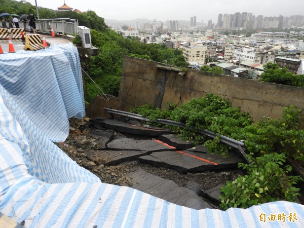 通往壽山動物園停車場的萬壽路擋土牆,今天突然崩塌。(記者葛祐豪攝)