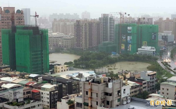 連續兩波強降雨，灌滿寶業里滯洪池。（記者陳文嬋攝）