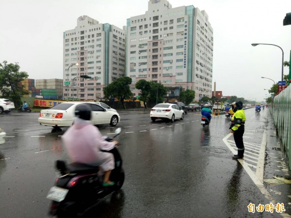 加工區外道路車流擁擠。（記者黃旭磊攝）