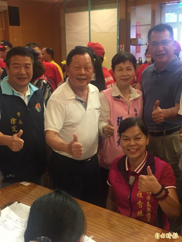 苗栗縣長參選人徐定禎（左一）與前縣長劉政鴻（左二）今早再度同台，為無黨籍頭份市長參選人羅雪珠（前）站台。（記者鄭名翔攝）