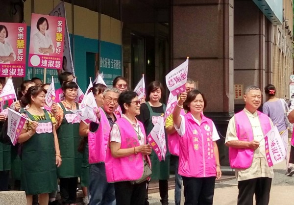 民進黨徵召的連淑慧（右二）由主婦聯盟婦女朋友陪同，前往選委會登記。（記者盧賢秀翻攝）