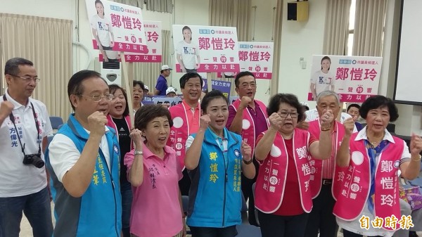 鄭愷玲（右三）由母親連任8屆議員鄭林清良（前左二）陪同前往選委會登記，要延續服務。（記者盧賢秀攝）