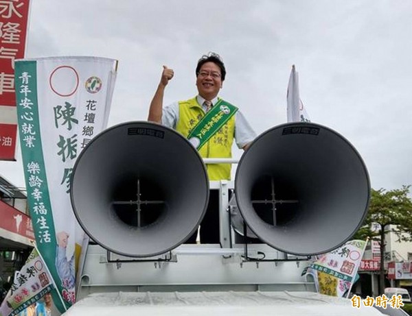 民進黨下屆花壇鄉長參選人陳振欽掃街拜票。（記者湯世名攝）