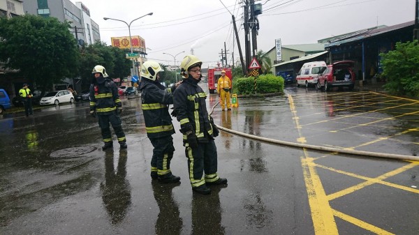 消防員佈線警戒。（記者洪定宏翻攝）