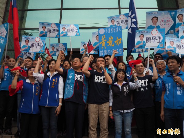 國民黨桃園市長參選人陳學聖在國民黨副主席曾永權等人陪同下前往登記。（記者陳昀攝）