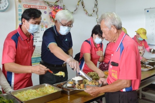 李進勇至八德巷弄長照站用午餐 ，呼籲更多社區加入長照行列。（雲林縣政府提供）