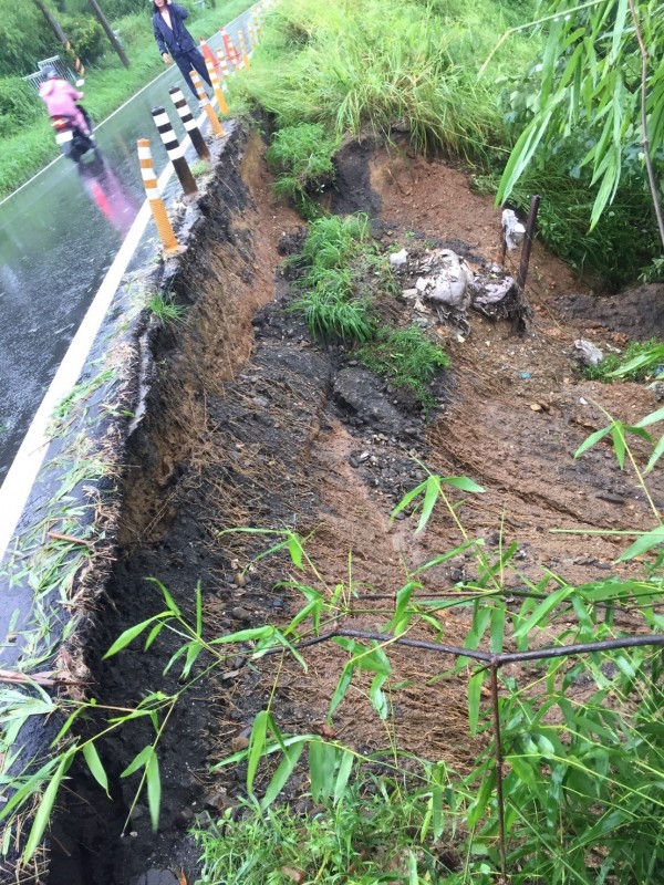 小港區與大寮區交界的路基坍塌，警方管制通行。（記者洪定宏翻攝）