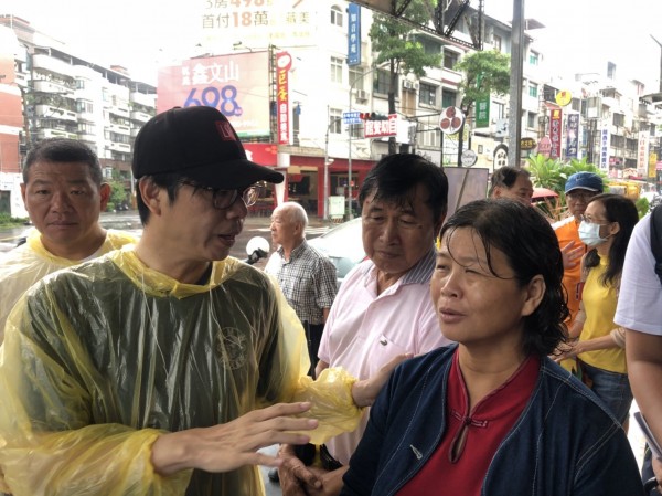 陳其邁（左）前往鳳山慰問災民。（記者葛祐豪翻攝）