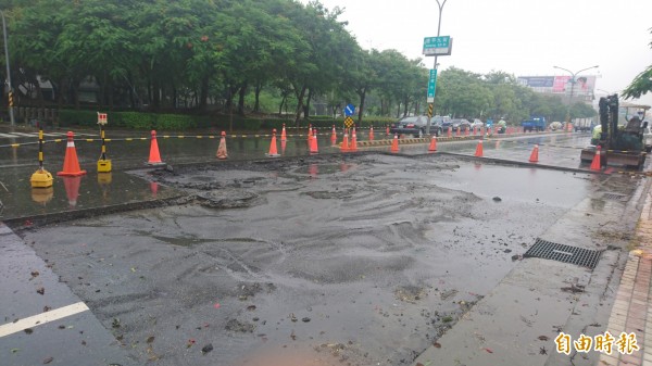 黃國昌表示，台南市安平區建平九街與建平街口再度塌陷，究責要從這個洞開始。（記者劉婉君攝）