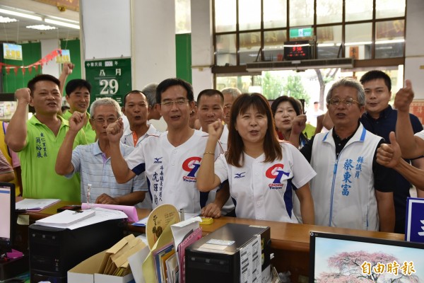 斗南鎮長參選人沈暉勛今天在支持者陪同下完成登記。（記者黃淑莉攝）