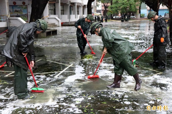 陸軍八軍團於瑞豐國小整理環境。（記者黃旭磊攝）