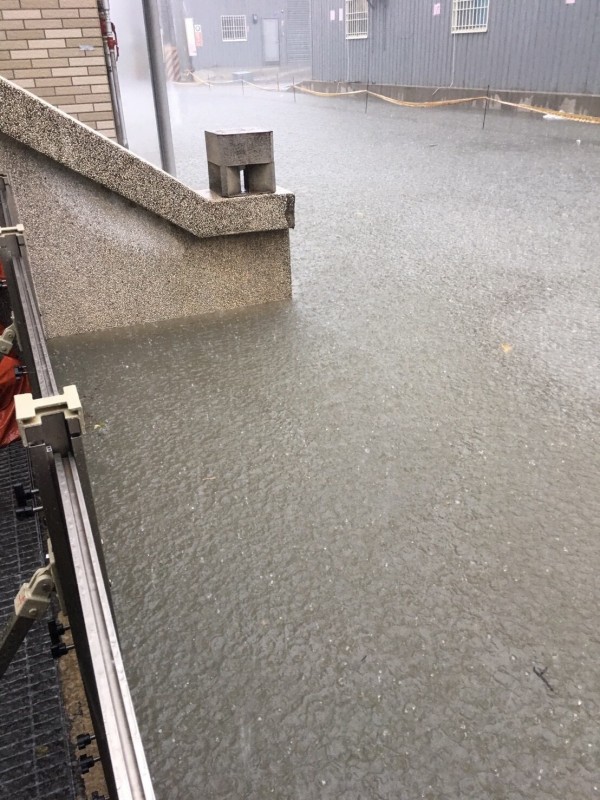 烏日五光路一處巷弄逢大雨必淹，還有住戶自設閘門，呼籲市府快來整治。（記者蘇金鳳翻攝）