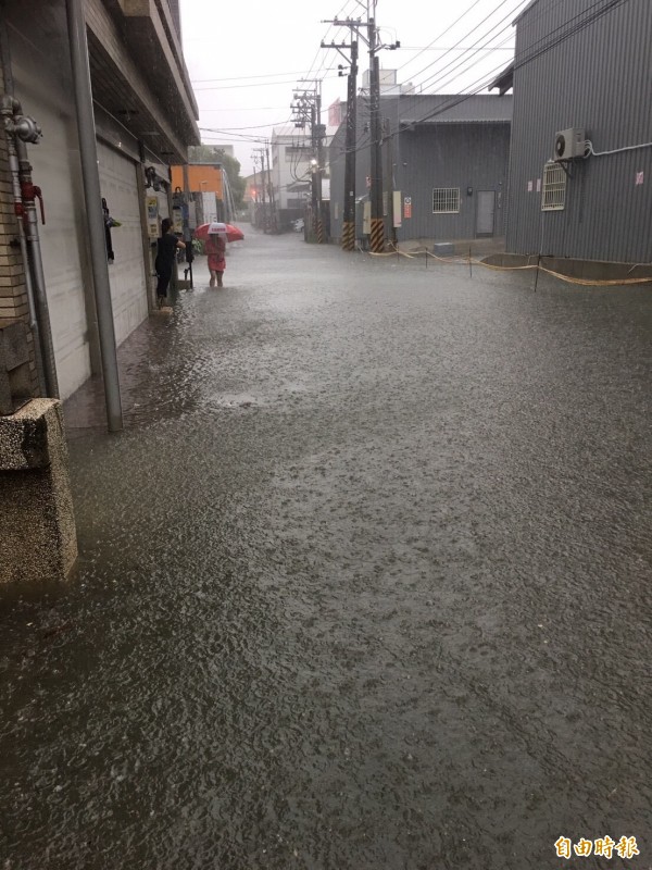 烏日五光路一處巷弄逢大雨必淹，住戶及廠商呼籲市府快來整治。（記者蘇金鳳攝）