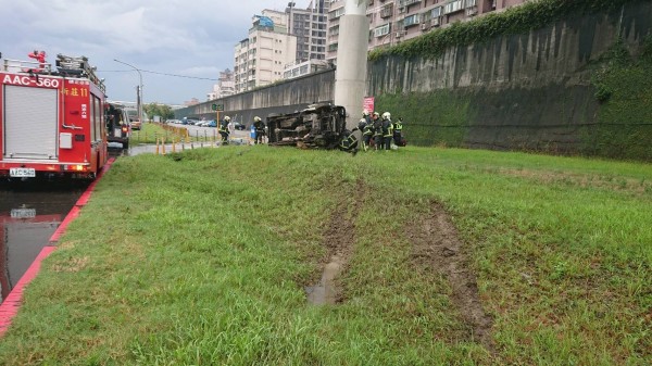 小貨車打滑衝上草皮後撞上橋墩。（記者曾健銘翻攝）