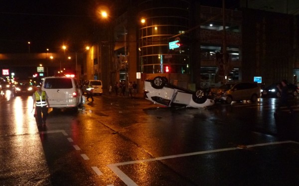 一輛民間救護車，昨晚行經太平區樹孝、中山路口時，闖紅燈撞上一輛綠燈直行的休旅車，休旅車失去重心翻覆，造成2輛車共4人受傷送醫。（記者陳建志翻攝）