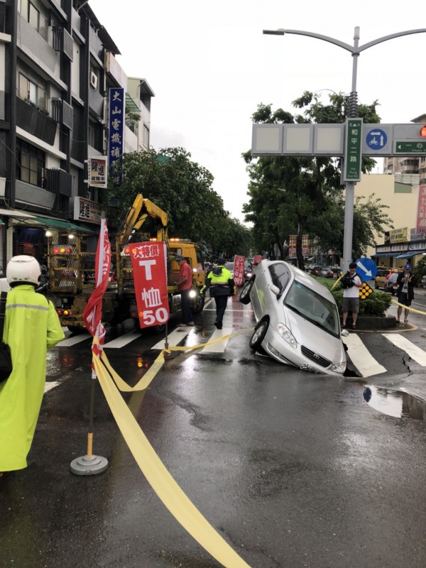 自小客摔入坑洞。（記者黃旭磊翻攝）