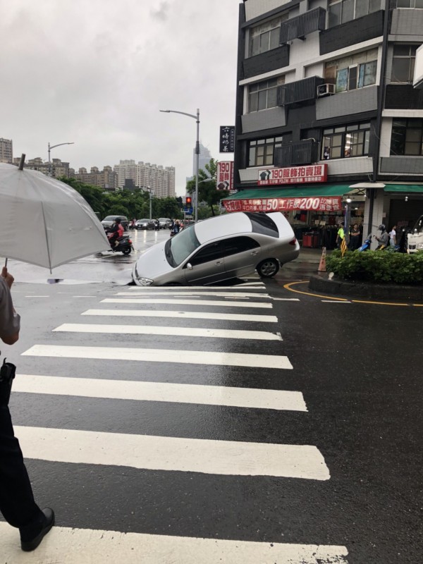 塌陷處位於斑馬線中段。（記者黃旭磊翻攝）