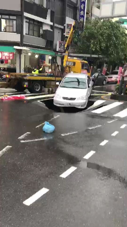 工務局派員吊車。（記者黃旭磊翻攝）