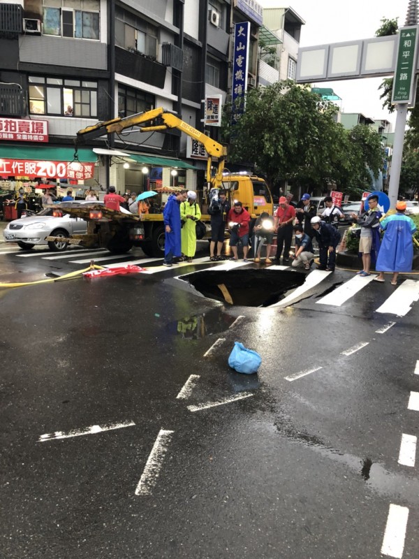 疑大雨淘空路基。（記者黃旭磊翻攝）