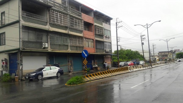 高雄燕巢區深興路7戶民宅地基，不堪連日豪大雨沖刷掏空，搖搖欲墜，警方趕緊撤離居民。（記者蘇福男翻攝）