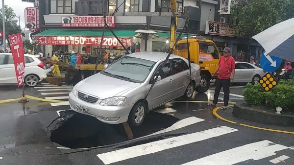 高市前鎮區驚傳道路塌陷轎車卡洞。 （記者陳文嬋翻攝）