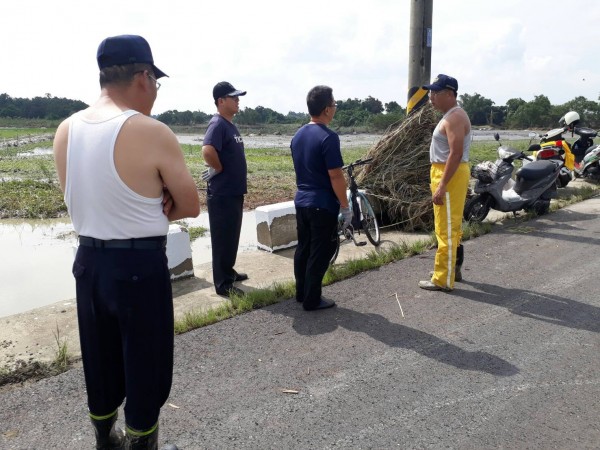 連男機車被發現就在南81線旁農田裡，音訊全無，警消動員和出動空拍機搜尋。（記者楊金城翻攝）