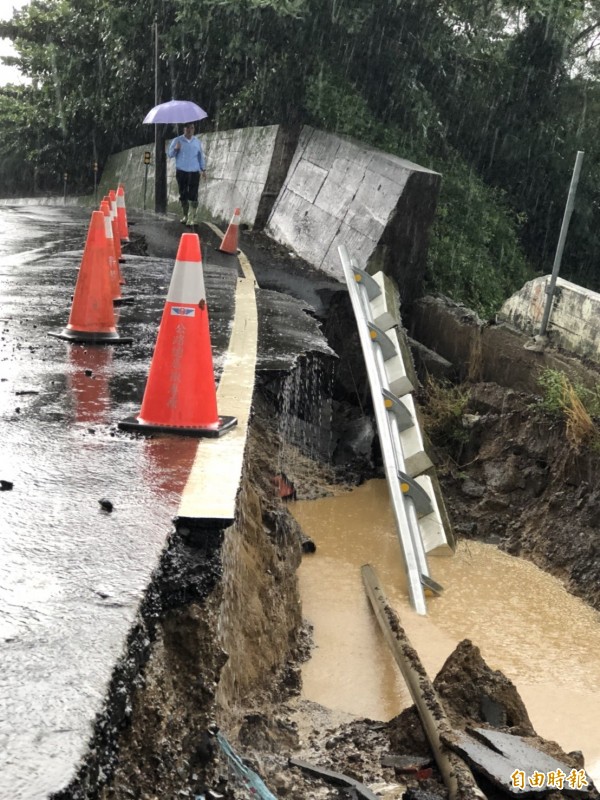 恆春大坪頂路崩成大斷崖。（記者蔡宗憲攝）