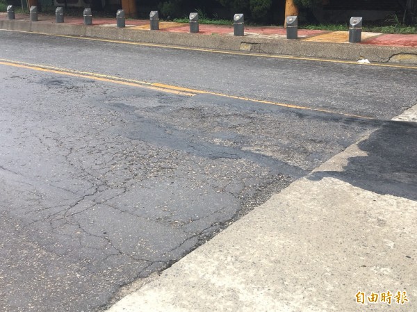 桃園楊梅區幼獅工業區周邊道路坑坑巴巴，民眾怨聲載道。（記者許倬勛攝）