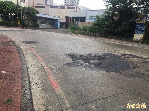 桃園楊梅區幼獅工業區周邊道路坑坑巴巴，民眾怨聲載道。（記者許倬勛攝）