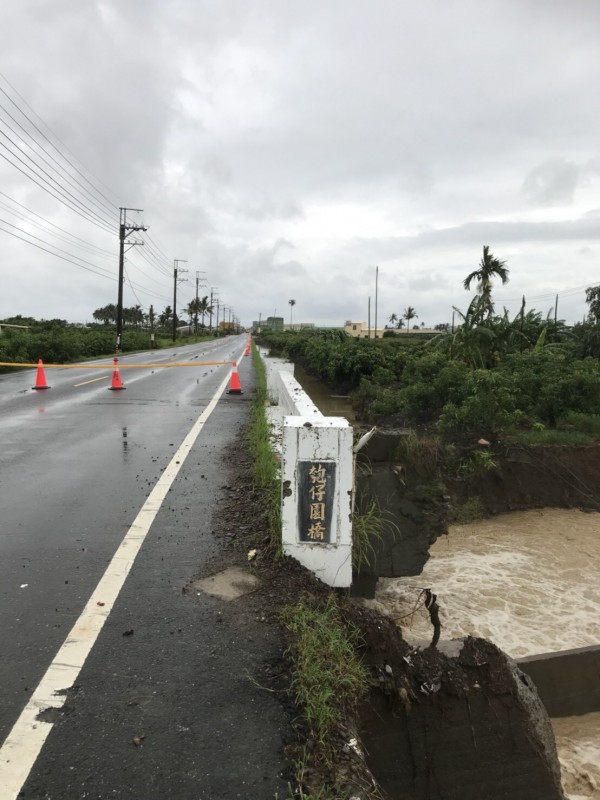 匏仔園橋附近河岸發生潰堤。（鄉民代表林文央提供）