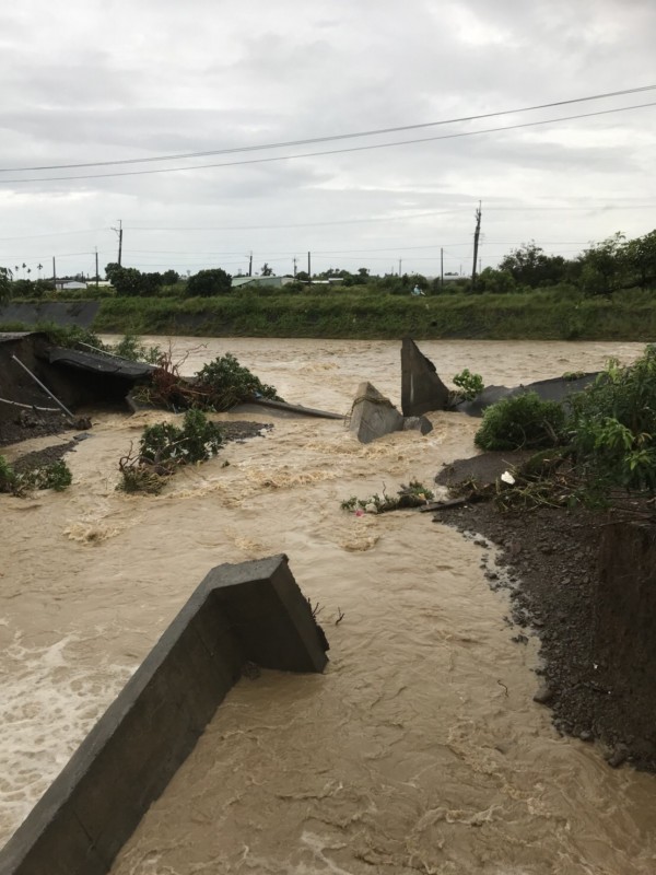 匏仔園橋附近河岸發生潰堤。（鄉民代表林文央提供）