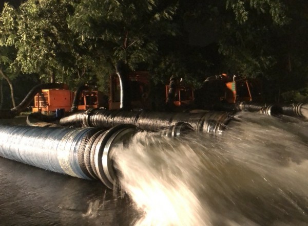 連夜抽排出校園積水，水量很大。（記者楊金城翻攝）