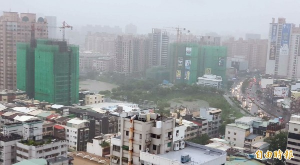 高市今仍有強降雨，寶業里滯洪池發揮功能。（記者陳文嬋攝）