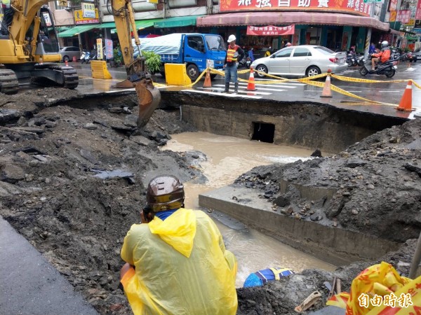 三民區正忠路、義華路面塌陷，市府水利局搶修中。（記者方志賢攝）