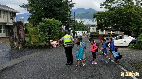 關山警編排護童勤務，守護學童上、放學安全。（記者陳賢義攝）