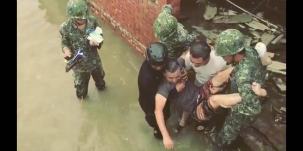 國軍推823豪雨救災實錄微電影憾人心。（記者黃佳琳翻攝）