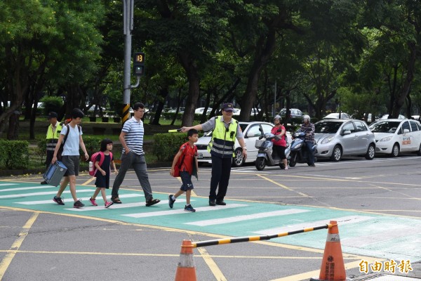 今天是各高中、國中、小學開學第一天，新竹縣政府警察局在各重點學校，進行校園安全維護勤務；但仍提醒小朋友應避免落單，以確保安全。 （新竹縣警察局提供）