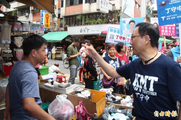 丁守中今天到大安區白蘭市場掃街受訪表示，市長不能夠永遠在網路上享受大家稱讚、擁戴，有時候還要面對基層各種聲音，「柯文哲恐怕適應性要提高一點。」（記者鍾泓良攝）