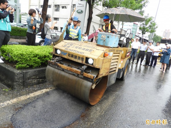 養工處出動壓路機，以冷料先行填補。（記者葛祐豪攝）