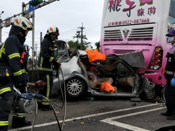 桃園市新屋區台66線發生連環撞事故，遭前後包夾的小客車幾成廢鐵，2名傷者1人命危。（記者許倬勛翻攝）