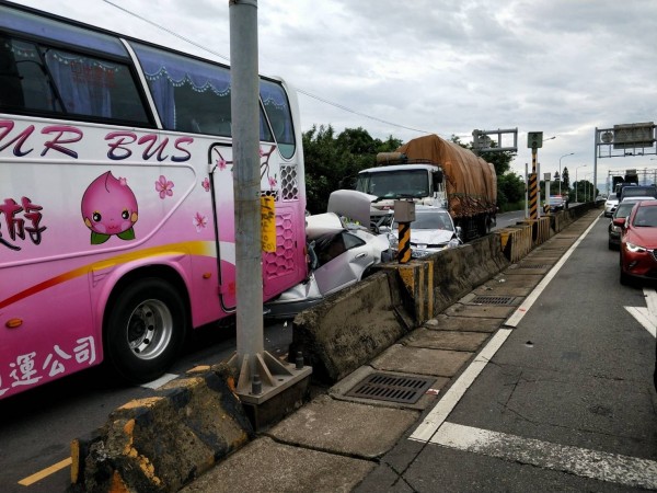 桃園市新屋區台66線發生連環撞事故，遭前後包夾的小客車幾成廢鐵。（記者許倬勛翻攝）