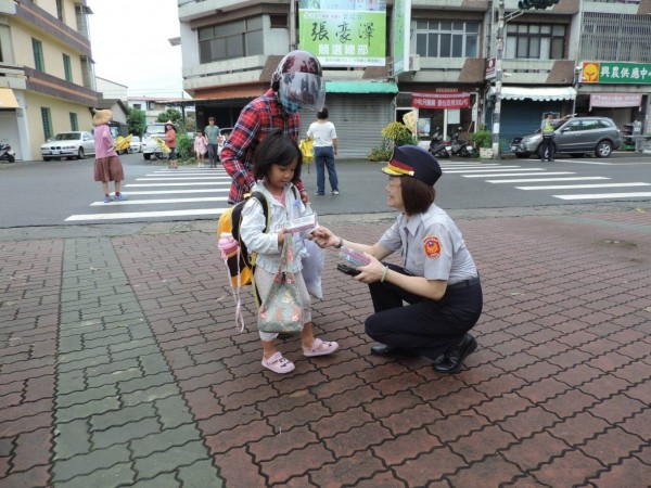 國中小學開學，白河警分局啟動護童專案，在轄區學校加派警力，白河分局長斯儀仙親切與家長、學童招呼。（記者王涵平翻攝）