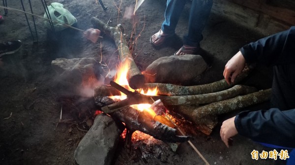 「在哪裡？」小旅行精心安排泰雅篝火屋體驗竹串烤肉。（記者廖雪茹攝）