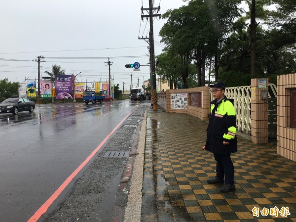 麻豆警分局在麻豆大山國小校門前護童安心開學。（記者楊金城攝）