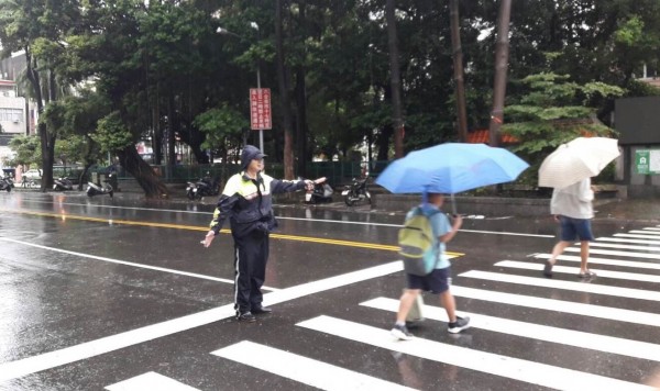 開學首日警護童提高見警率！立錐警示坑洞防意外。（記者黃良傑翻攝）