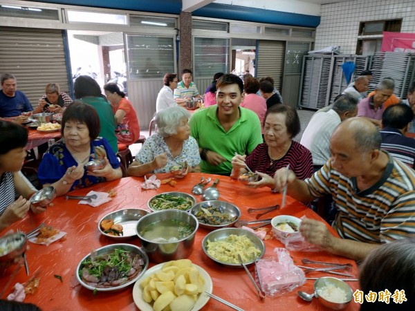 黃俊強（綠衣者）是餐飲科畢業，發揮所長選用在地食材，讓老人家吃得安心健康。（記者林欣漢攝）